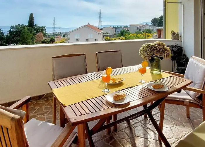 Apartment 3 Bedrooms Dmt Kastela